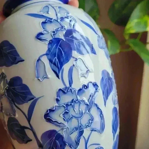 Asian Vase White & Blue Porcelain Floral, Leaf Motif Vase Mid 20th Century - Picture 10 of 17
